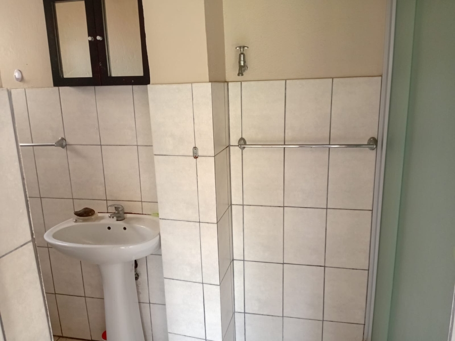 To Let 1 Bedroom Property for Rent in Bonza Bay Eastern Cape